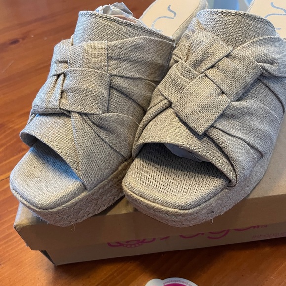 Sugar Tan Wedge Sandals with Bow - Picture 5 of 8